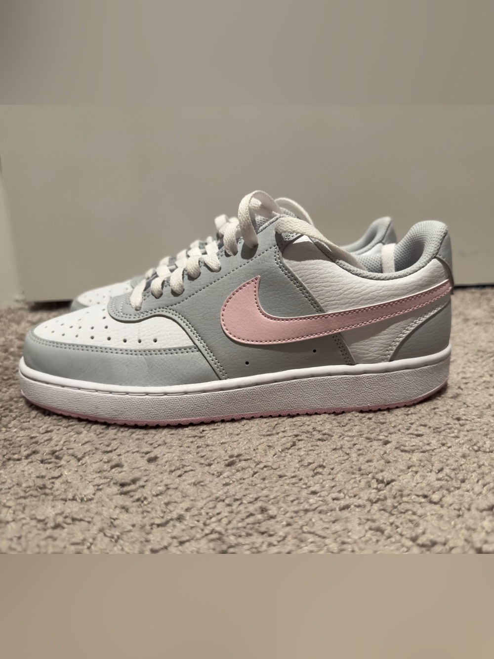Nike Kids Low-Top Sneakers in White, Light Gray & Pink Swoosh
